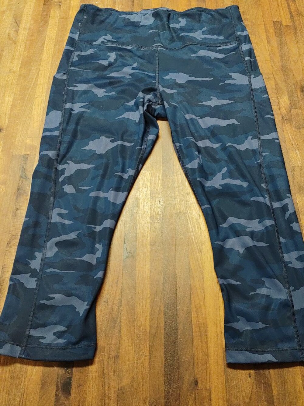 Athleta Ultimate Stash Camo Capri Leggings L 981152